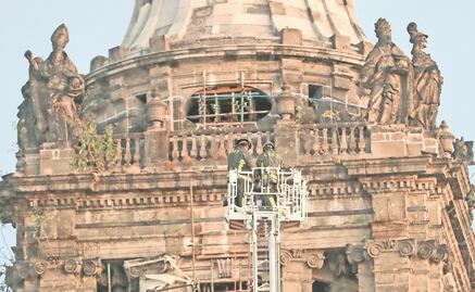 Hombre se trepa a la Catedral y exige platicar con el presidente