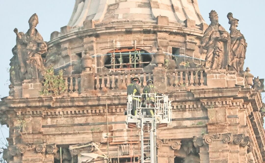 Bomberos aplicaron los protocolos para atender a las personas en situación de riesgo; lograron que bajara y fue detenido por alterar el orden. Foto: ARIEL OJEDA. EL UNIVERSAL