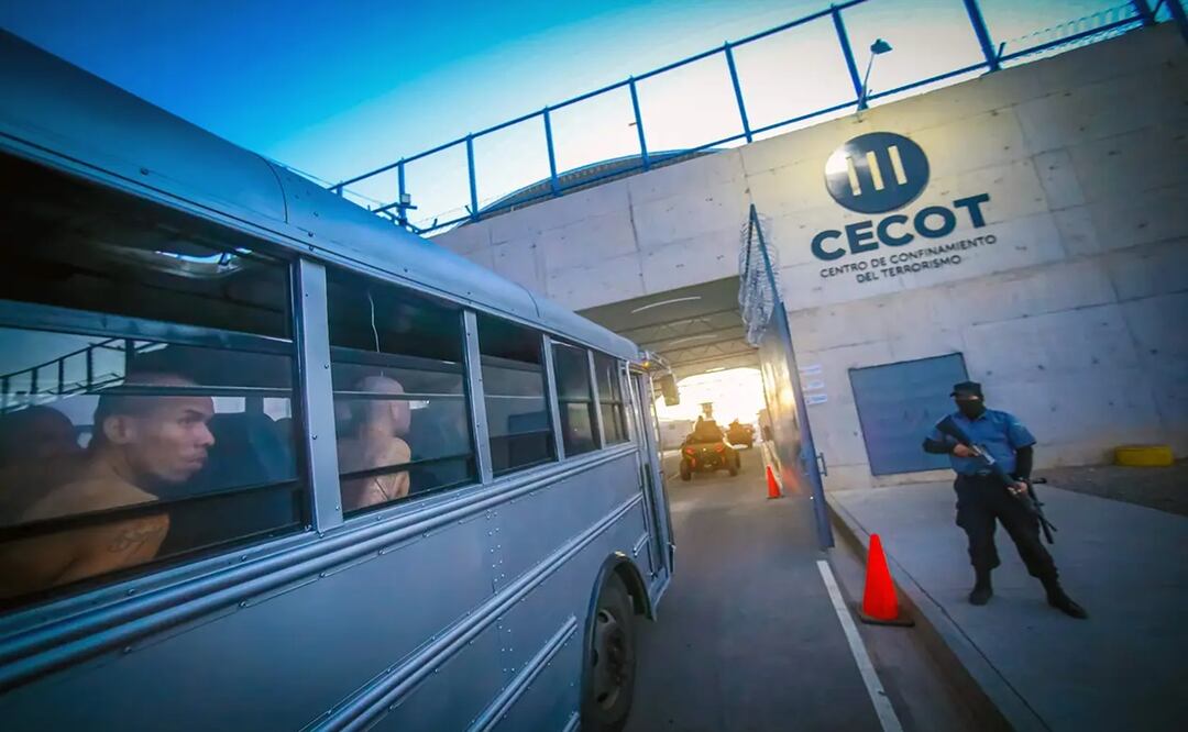 El Centro de Confinamiento del Terrorismo (Cecot) es una mole de concreto ubicada a una hora de San Salvador que montó el presidente Nayib Bukele para encerrar a los pandilleros. Foto: La Nación/GDA