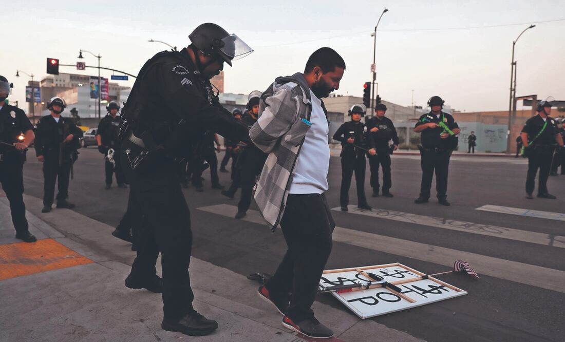 Un agente durante la detención de un asistente a una protesta por las redadas del Servicio de Inmigración y Control de Aduanas, en Los Ángeles. Foto: Gabrielle Lurie/ AP