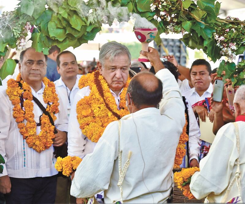 El Presidente estuvo acompañado del gobernador de Guerrero, Héctor Astudillo (izq.), a quien prometió la construcción de caminos. ARCHIVO EL UNIVERSAL
