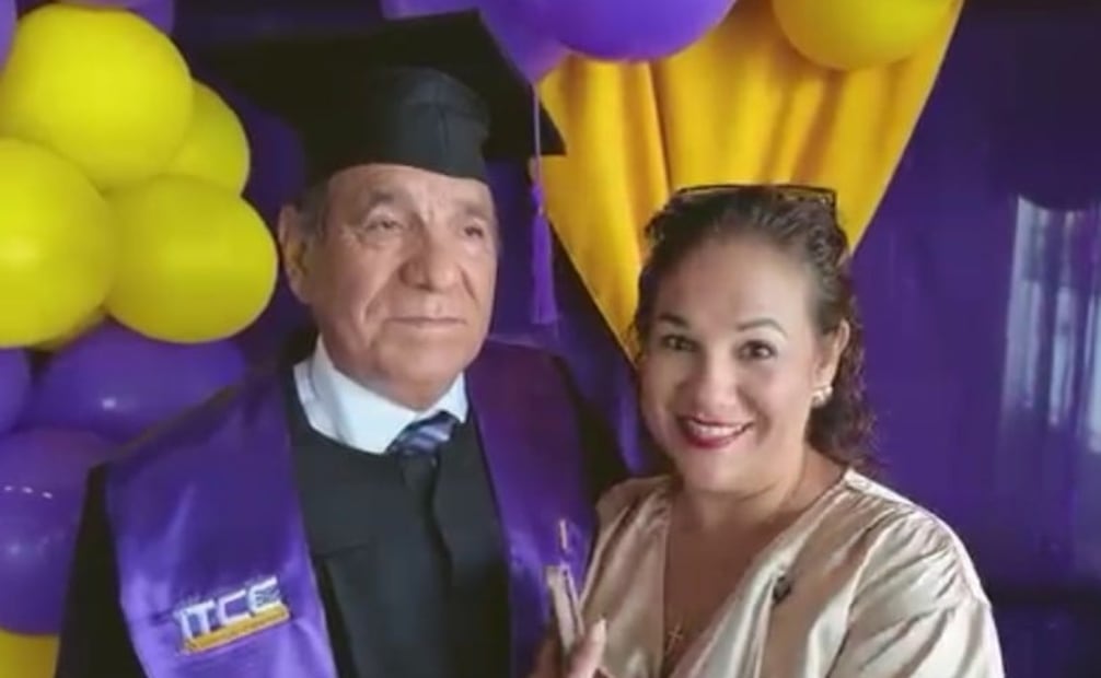 Héctor Martínez junto con su familia en la ceremonia (27/08/2025). Foto: Especial