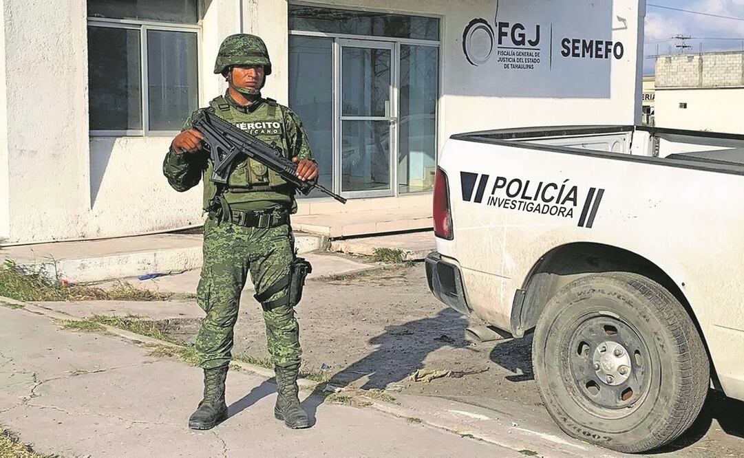 Un soldado del Ejército Mexicano protege la sede del Servicio Forense de Tamaulipas en Matamoros.