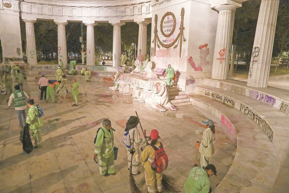 Elementos de limpieza del gobierno de la ciudad trabajaron, de inmediato, en el Hemiciclo a Juárez, cuyo mármol blanco quedó lleno de pintas de colores. Foto/DIEGO SIMÓN SÁNCHEZ. EL UNIVERSAL
