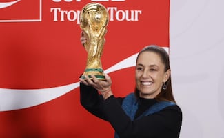 A 100 días del Mundial, Claudia Sheinbaum recibe la Copa del Mundo en Palacio Nacional