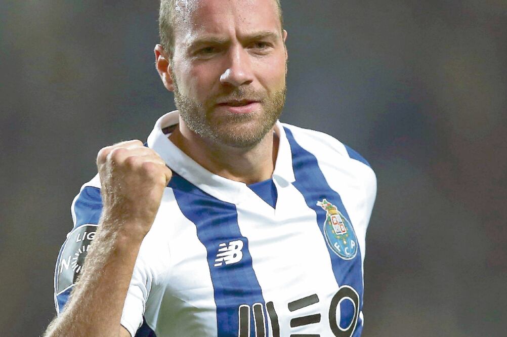 El belga Laurent Depoitre, de cabeza (71’), igualó el partido (ESTELA SILVA. EFE)