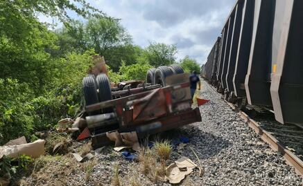 Tren impacta a tráiler que quiso ganarle el paso en Tamaulipas
