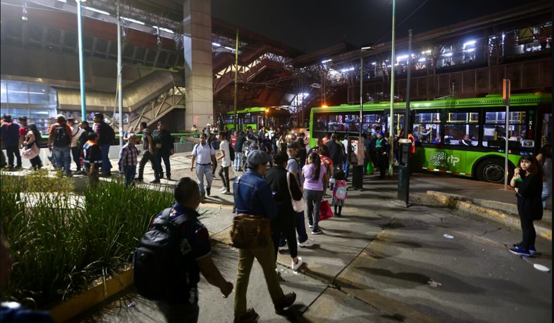 Usuarios del Metro padecieron, ayer 7 de mayo de 2025, por la suspensión de dos estaciones de la Línea B, que va de Buenavista a Ciudad Azteca. Foto: Valente Rosas/EL UNIVERSAL
