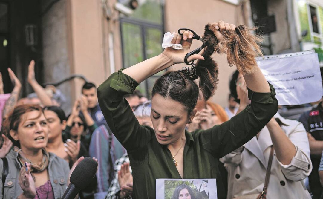 Una iraní residente en Turquía se corta el cabello, durante una protesta frente al Consulado de su país en Estambul, en septiembre pasado.
