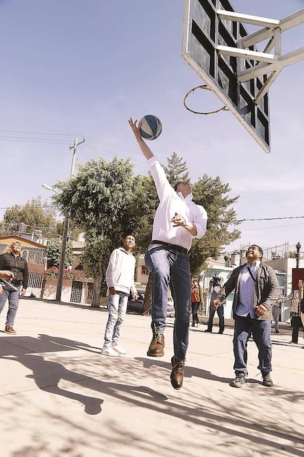 “Duelo”. El ex secretario de Desarrollo Económico capitalino tuvo oportunidad de particiar en una “cascarita” de basquetbol con vecinos (CORTESÍA)