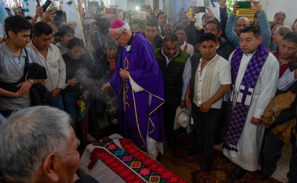 El obispo católico Rodrigo Aguilar Martínez quema incienso sobre el ataúd del sacerdote. Foto: Isabel Mateos / AP
