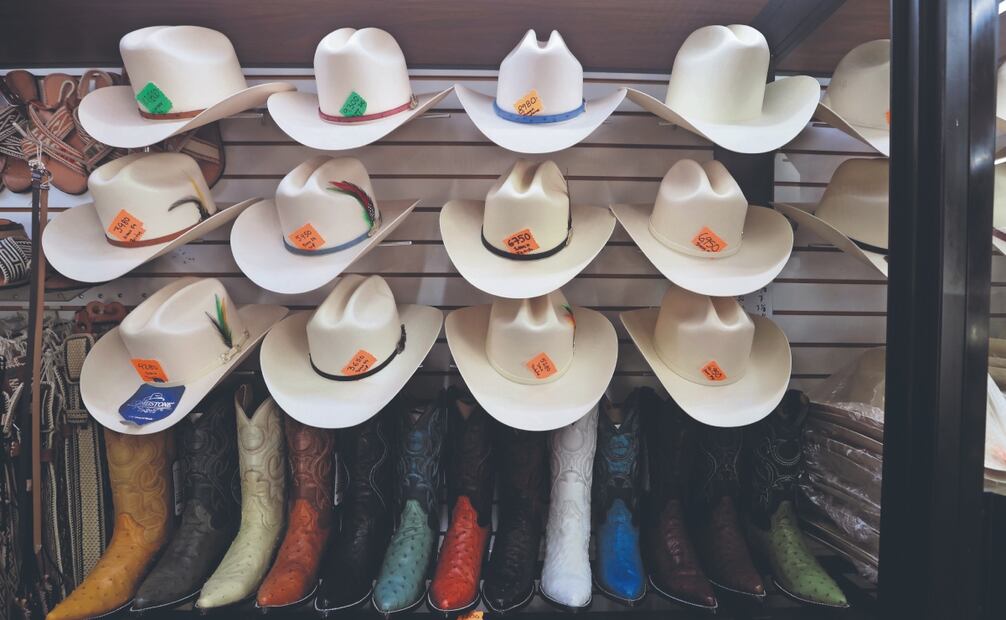 Guillermo Guevara, un exacadémico universitario, se ha dedicado desde hace 42 años al negocio de los sombreros y de botas finas. Fotos: de Valente Rosas
