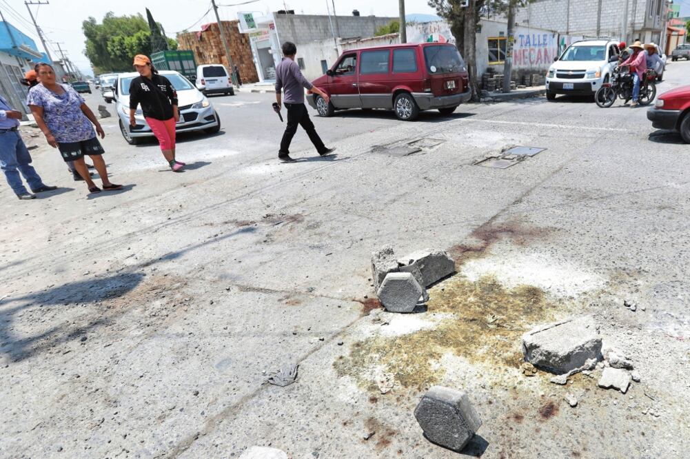 Supuestas marcas de sangre se aprecian en una de las avenidas donde sucedieron los hechos pasado miércoles 3 de mayo. (ARIEL OJEDA. EL UNIVERSAL)