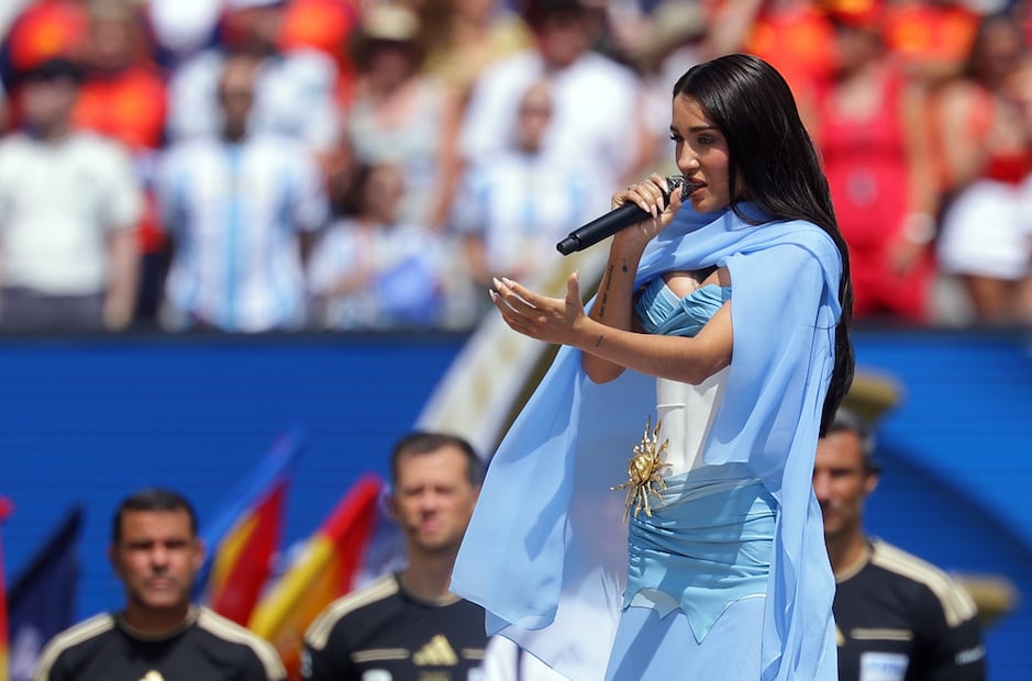 La cantante y compositora María Becerra interpreta el Himno Nacional de Argentina en la clausura del Mundial 2026.
Foto: EFE / Christopher Neundorf