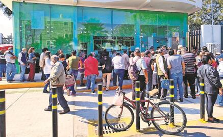 En periodo electoral, AMLO manda poner techos y sillas en Bancos del Bienestar para proteger de lluvia y sol