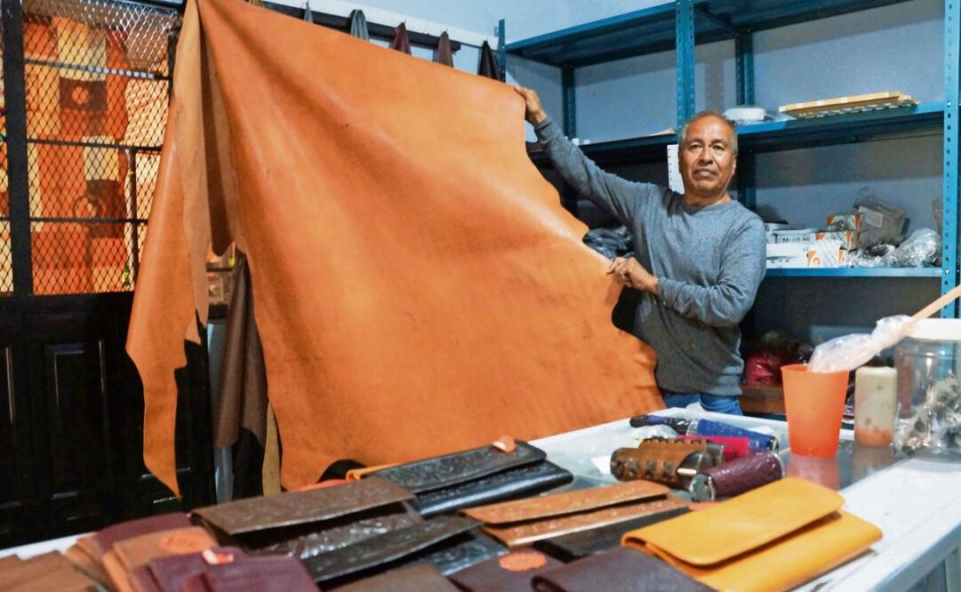 Cándido Robles es uno de los pocos artesanos de Santo Domingo Tomaltepec dedicados a la talabartería, una de las principales actividades económicas de la comunidad por cerca de 50 años. (Foto: Edwin Hernández/EL UNIVERSAL)