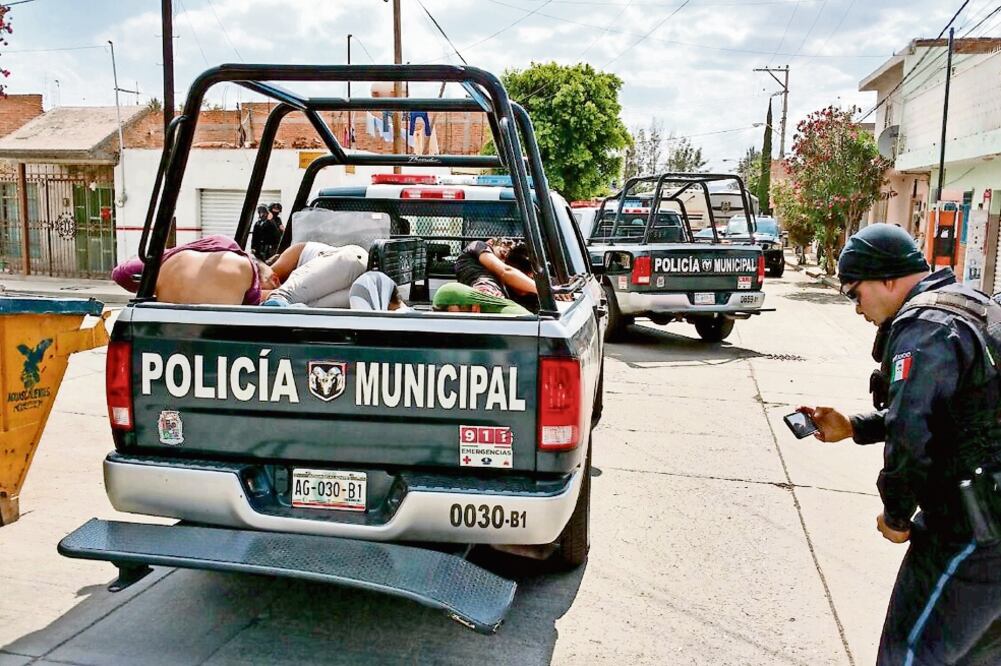 Los normalistas detenidos fueron trasladados a las instalaciones de la fiscalía donde permanecieron sin ser bajados de las patrullas. (FOTOS: NEWSWEEK AGUASCALIENTES)
