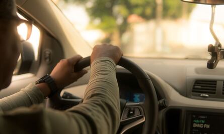 Conductor de Uber rompe en llanto al dejar a abuelita de 80 años en asilo el día de su cumpleaños