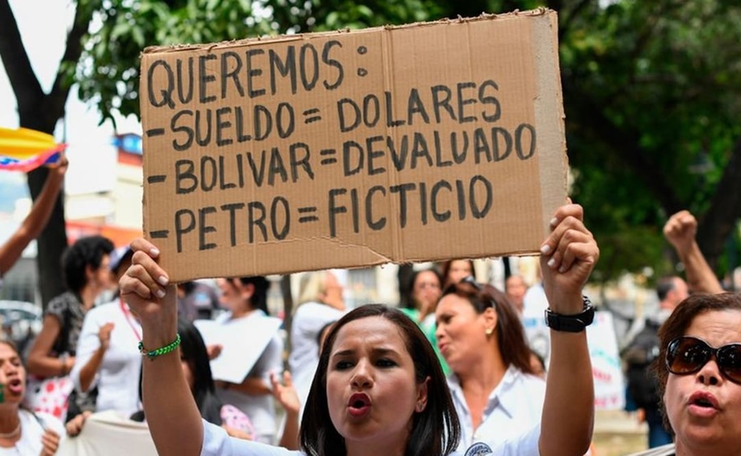 Muchos colectivos, como el personal de enfermería, reclaman que se les pague en dólares. Foto: Getty Images