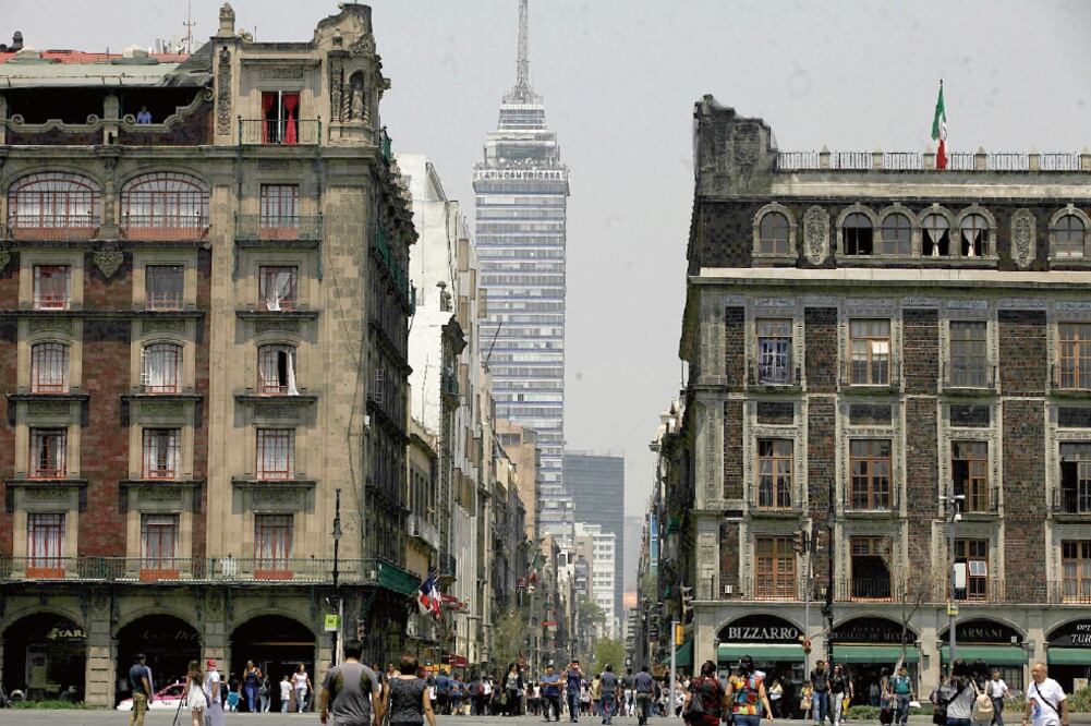 De acuerdo con especialistas, se debe revertir el atraso en políticas públicas ambientales a través de incentivar el buen transporte público y frenar el uso del auto particular aplicando un sobreprecio a combustibles (JUAN CARLOS REYES. ELUNIVERSAL)