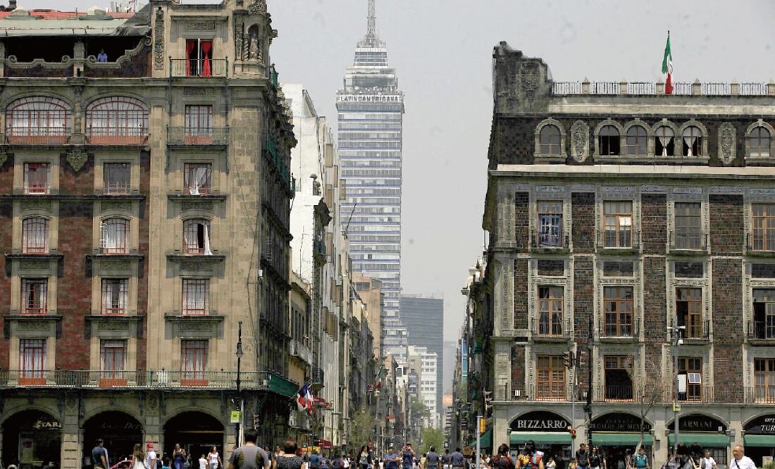 De acuerdo con especialistas, se debe revertir el atraso en políticas públicas ambientales a través de incentivar el buen transporte público y frenar el uso del auto particular aplicando un sobreprecio a combustibles (JUAN CARLOS REYES. ELUNIVERSAL)