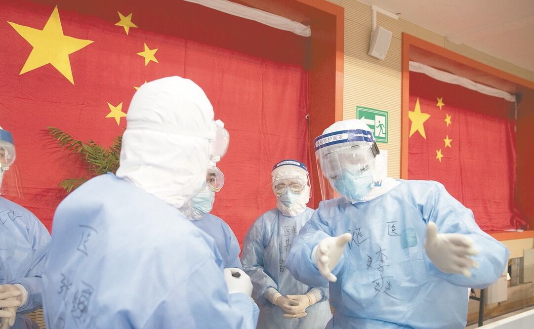 Autoridades sanitarias chinas informaron que van mil 716 casos de coronavirus en médicos, de los cuales seis han muerto por la enfermedad, que ayer llegó a África, específicamente a Egipto. Foto: EFE