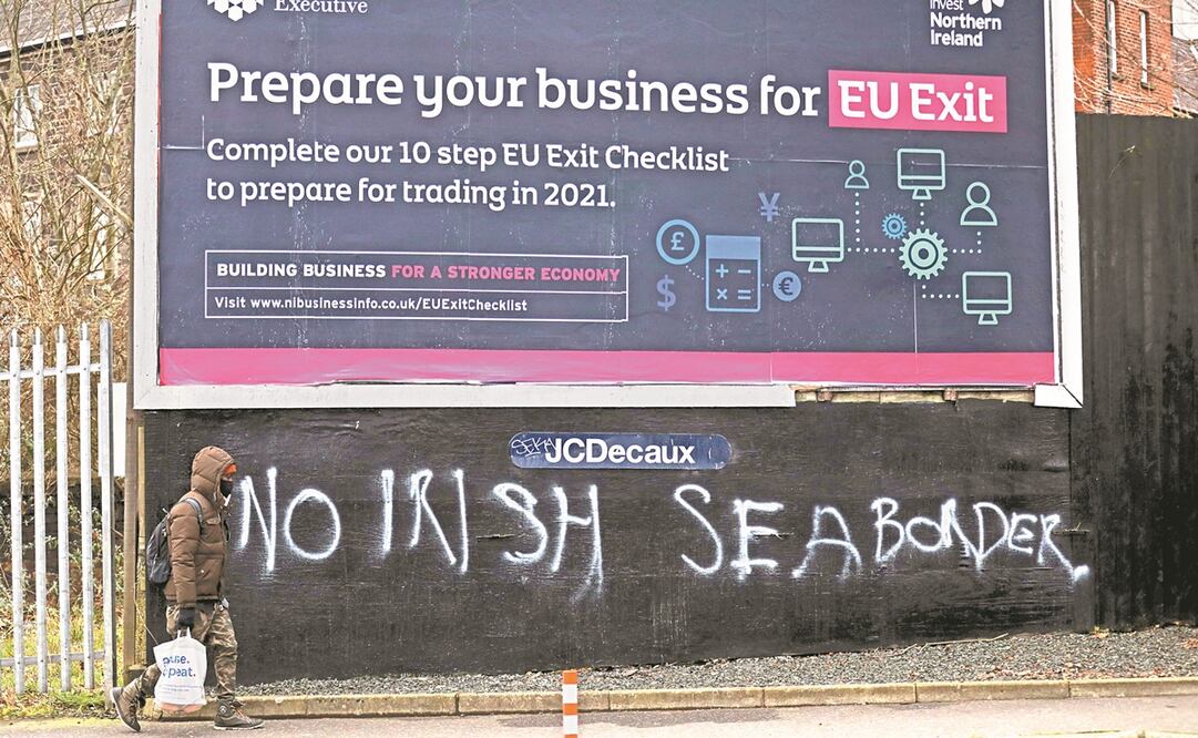 Un hombre, en Belfast, Irlanda del Norte. La ministra principal Arlene Foster acusó el viernes a la UE de “hostilidad” por intentar introducir controles en la llegada al país de vacunas. Peter Morrison. AP