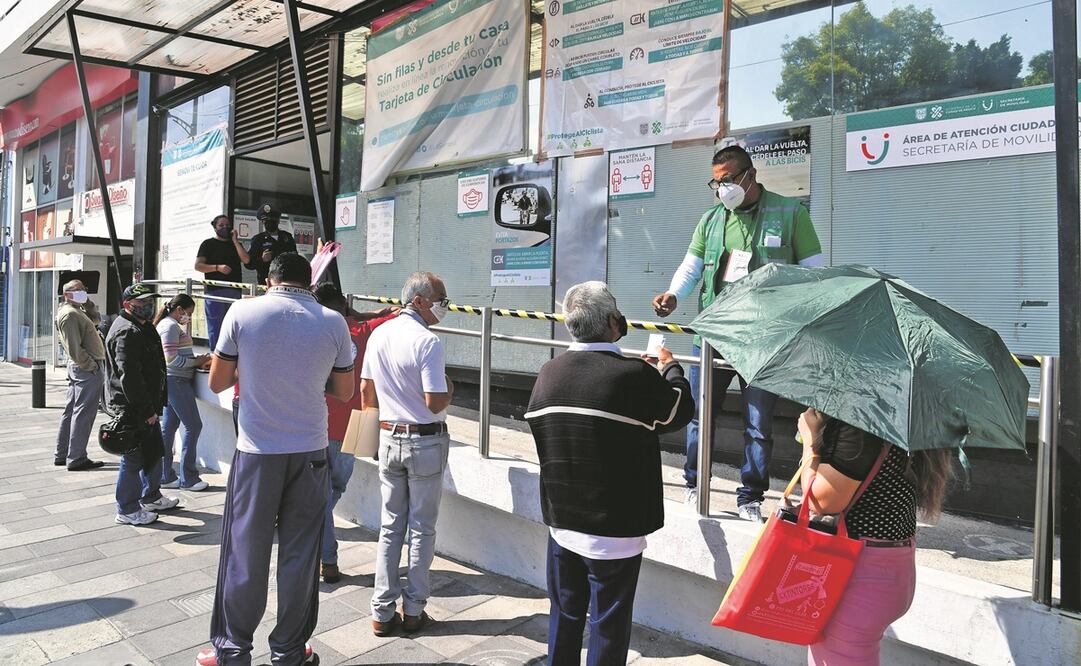 Algunas personas no pudieron realizar el trámite de cambio de propietario de vehículo, pues les decían que no había sistema o que les hacía falta un documento. Foto: Hugo García. EL UNIVERSAL