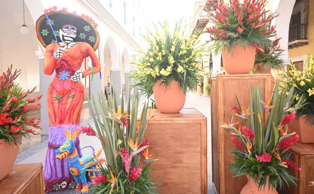 Calaveras y catrinas monumentales, así como un tapete multicolor instalado en el Centro Histórico de la ciudad de Veracruz.
Foto: Especial.
