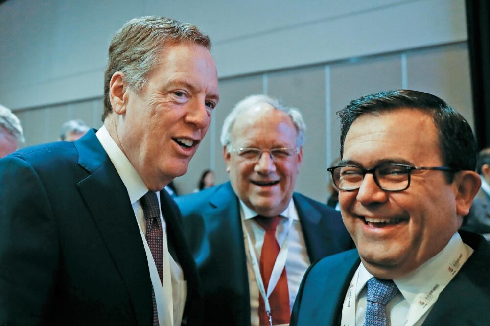 El representante comercial de EU, Robert Lighthizer, y el secretario de Economía, Ildefonso Guajardo, en Argentina (DAVID FERNÁNDEZ. EFE)