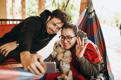 ¿Por qué las parejas con mascotas son más felices?; psicóloga lo explica