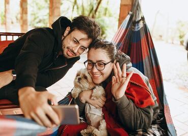 ¿Por qué las parejas con mascotas son más felices?; psicóloga lo explica