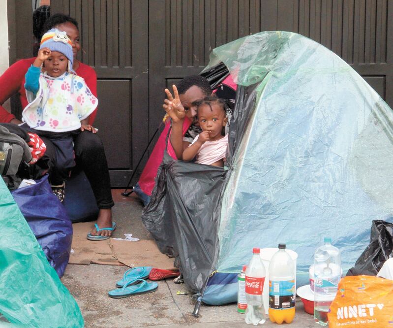 Migrantes haitianos varados en Pasto, Colombia. Miles han huido de la pobreza, la falta de trabajo y de comida. SEBASTIÁN LEONARDO CASTRO. EFE