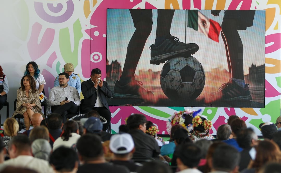 La jefa de Gobierno, Clara Brugada Molina, acompañada de Giovani Gutiérrez y Gabriela Cuevas; presentación de festivales futboleros, en Coapa, Culhuacán, alcaldía Coyoacán. FOTO: VICTORIA VALTIERRA/CUARTOSCURO.COM