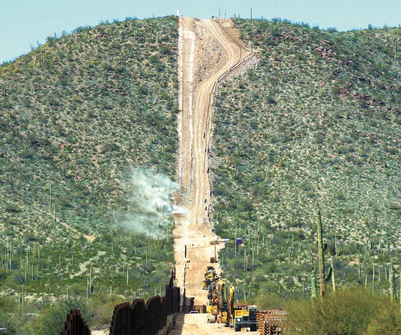 Obras. En Monument Hill, en el Monumento Nacional Organ Pipe Cactus, Arizona, se realizan los trabajos de construcción del muro fronterizo. Foto: AP