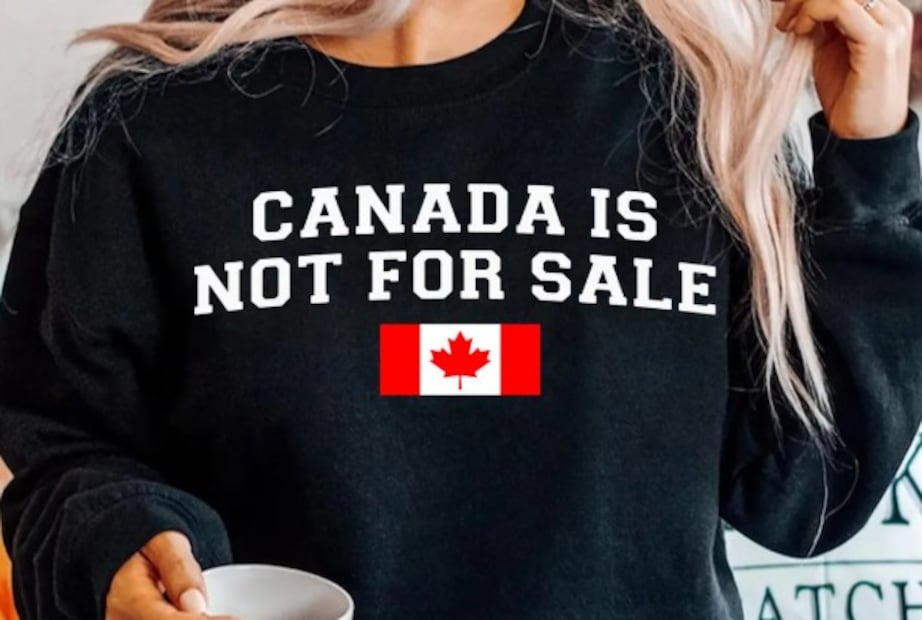 El lema “Canada is Not For Sale” en playeras y gorras se convirtió en un símbolo popular de afirmación de soberanía y rechazo al discurso apropiacioncita de Trump. Crédito: etsy