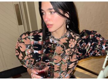 Dua Lipa trae de vuelta la tendencia de las faldas tableadas
