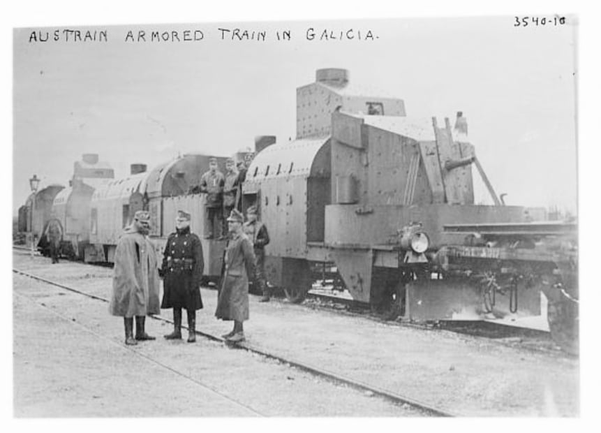 La fotografía muestra a soldados frente a un tren blindado austriaco (panzerzug) en Galitzia (Europa del Este) durante la Primera Guerra Mundial. (Tomada del Proyecto Flickr Commons). Crédito: Librery of Congress