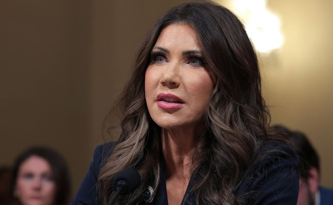 La secretaria de Seguridad Nacional, Kristi Noem, testifica ante el Comité de Seguridad Nacional de la Cámara de Representantes en el edificio Cannon House Office el 11 de diciembre de 2025 en Washington, D. C. El comité se reunió para escuchar el testimonio de altos funcionarios de seguridad nacional sobre posibles amenazas mundiales. Foto: AFP