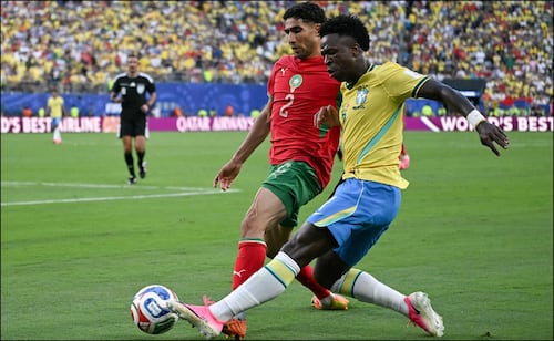 Achraf Hakimi, de Marruecos, disputa el balón ante el brasileño Vinicius Junior en el Mundial de 2026 - Foto: AFP