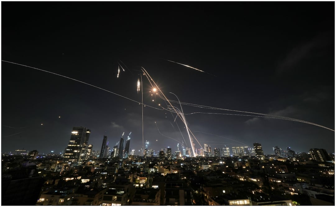 Misiles del sistema de defensa aérea israelí Cúpula de Hierro en camino a interceptar proyectiles sobre Tel Aviv, Israel. Foto: AP