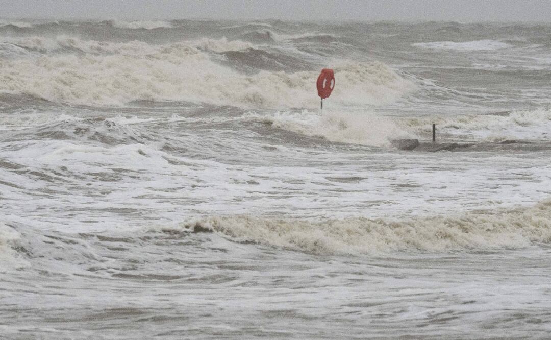 Alberto es "una gran tormenta tropical" que se extiende hasta 665 kilómetros al norte de su centro provocando alertas para la costa de Texas. Foto: AP