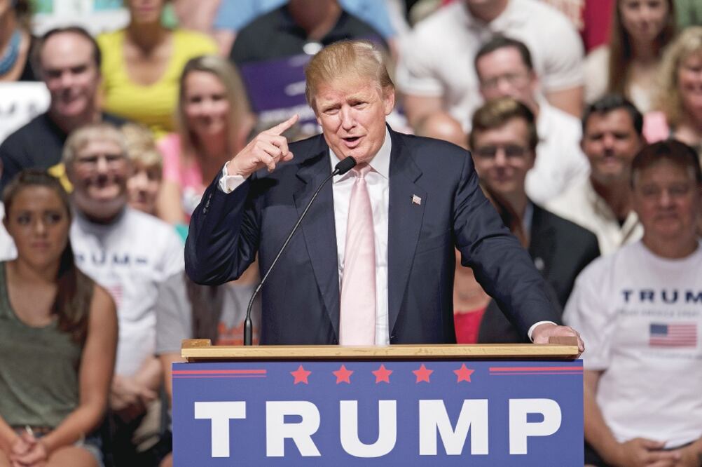 El empresario y aspirante presidencial del Partido Republicano, Donald Trump, en un acto de campaña en Oskaloosa, Iowa, el sábado (BRIAN CAHN. XINHUA)