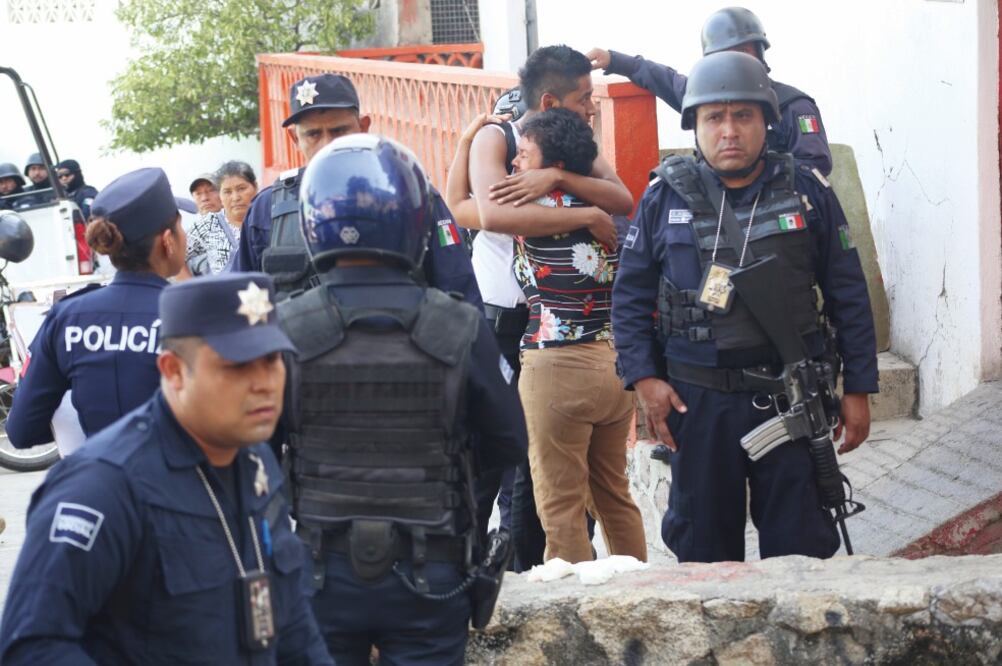 Detonaciones de armas de fuego atemorizaron a la población cuando velaban ayer a uno de los seis policías asesinados el martes en Zihuatanejo, Guerrero (CUARTOSCURO)