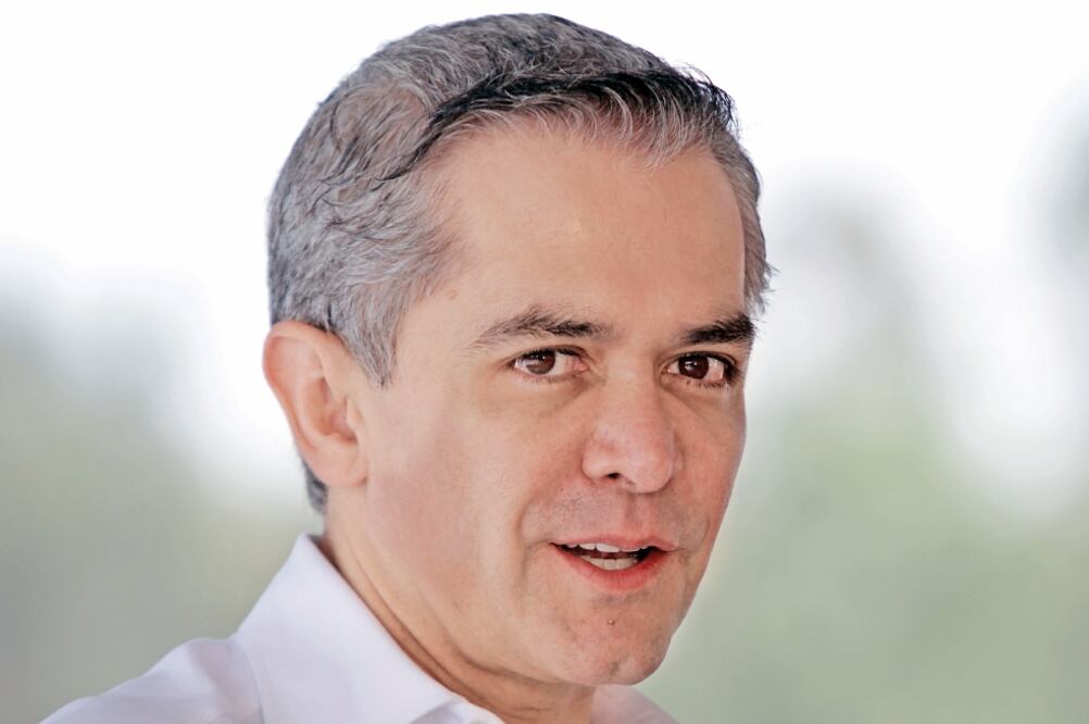“Hicimos un pago de luz que tenía adeudo acumulado(...). Estamos instalando la nueva tecnología de luminarias para ahorrar” dijo el Jefe de Gobierno del DF, Miguel Ángel Mancera (ESPECIAL)