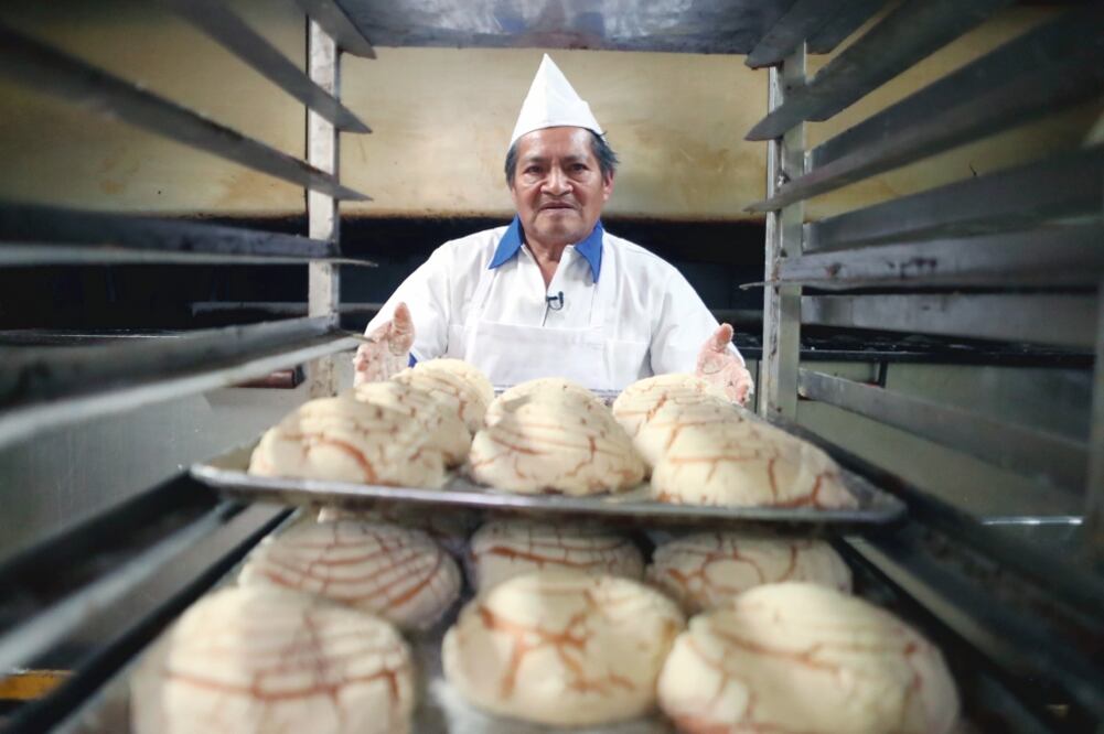 Tan sólo en el departamento de migajón, en el turno de madrugada, Apolonio y sus dos ayudantes crean cerca de 2 mil 500 piezas. Desde las 23:30 horas hay pan listo en la Ideal. Foto: Ariel Ojeda/EL UNIVERSAL