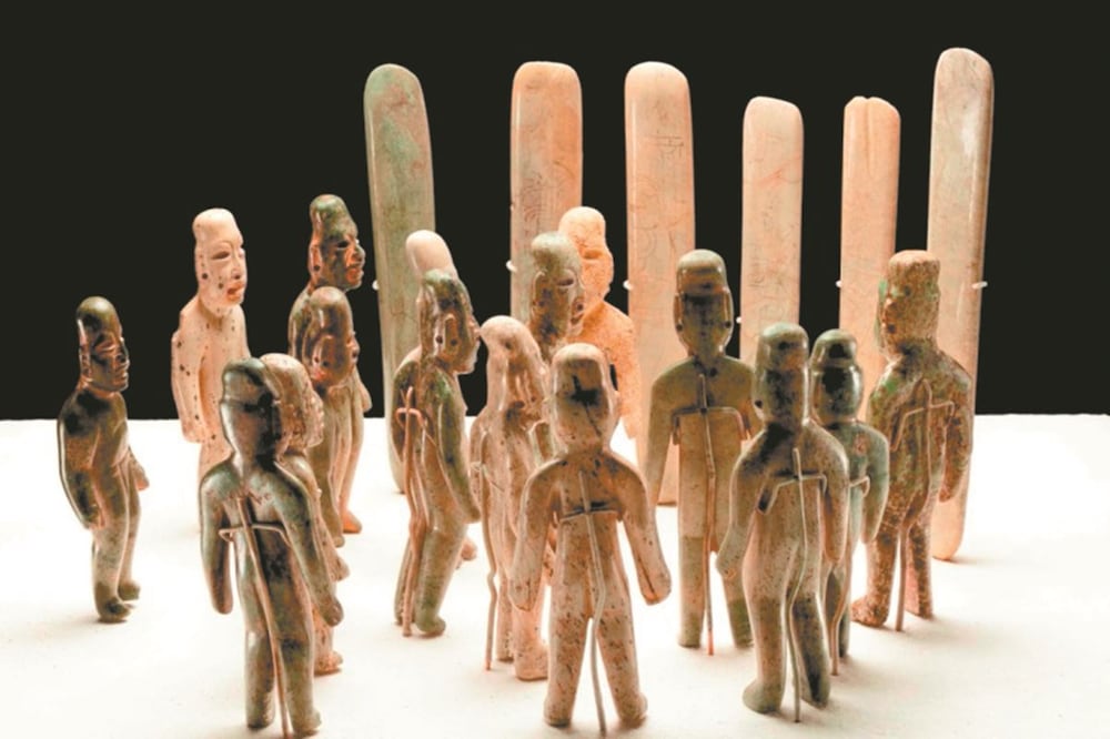 De las 300 piezas que mostrará el Museo del Quai Branly-Jacques Chirac en su reapertura destaca la Ofrenda 4 de La Venta, compuesta por 16 figurillas antropomorfas y seis hachas que representan estelas. Cortesía INAH