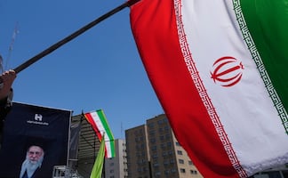 Representantes de Hamas y Hezbolá asisten al funeral de Alí Jamenei en Irán; EU considera "terroristas" a esos grupos