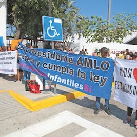 Reciben al Presidente con protestas por estancias