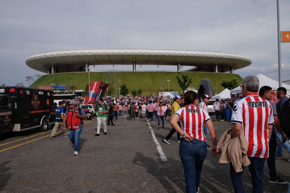 La afición comienza a llegar al estadio Akron para el Clásico Nacional. FOTO/IMAGO7